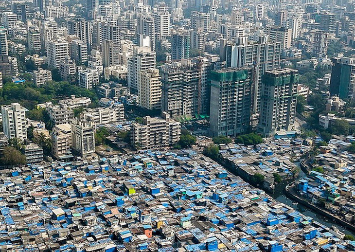 Nửa trái hình là khu ổ chuột tồi tàn Dharavi ở Mumbai (Ấn Độ), trong khi nửa phải hình là khu người giàu  - Ảnh  Johnny Miller