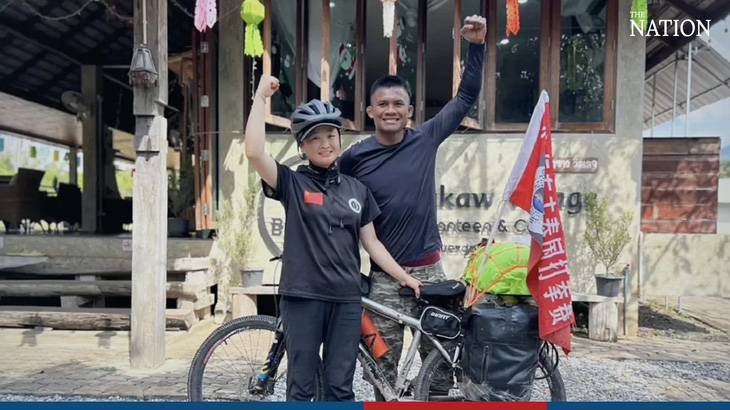 Li Zhenxiang (trái) đã đạp xe 2.400km qua 3 nước để gặp thần tượng, "Thánh muay Thái" Buakaw Banchamek (phải), và học võ - Ảnh: The Nation
