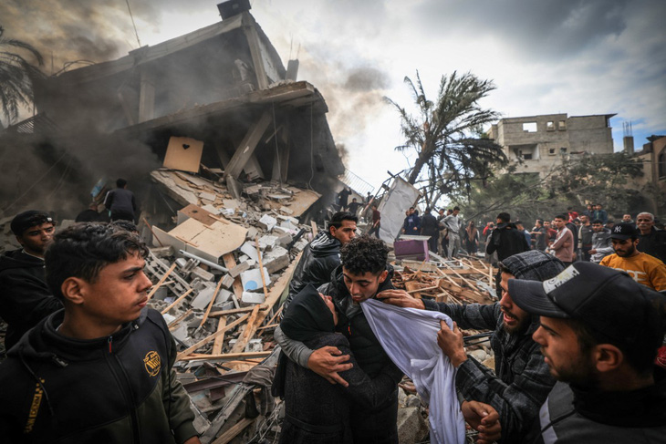 Một tòa nhà bị đánh sập sau cuộc không kích của Israel ở thành phố Rafah miền nam Gaza ngày 14-12 - Ảnh: AFP