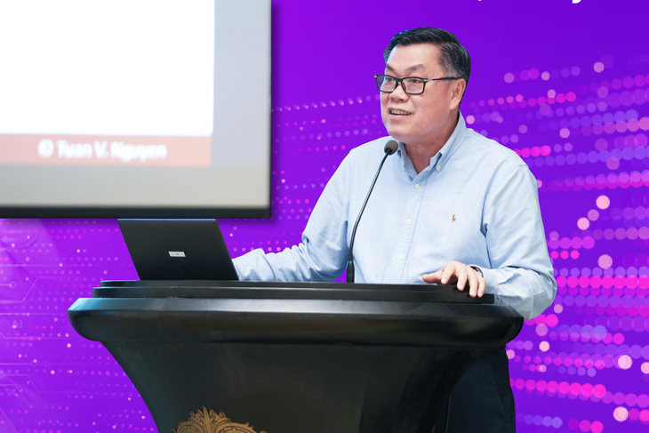 Giáo sư Nguyễn Văn Tuấn, viện trưởng Viện nghiên cứu Tâm Anh trình bày tại hội thảo. Ảnh: Đ.H