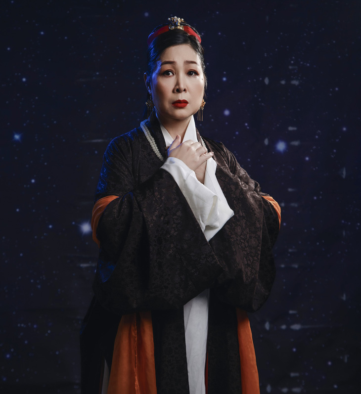 Nghệ sĩ Hồng Vân vai Chiêu nghi Nguyễn Thị Huyền, mẹ công chúa Ngọc Hân - Ảnh: Sân khấu Hồng Vân