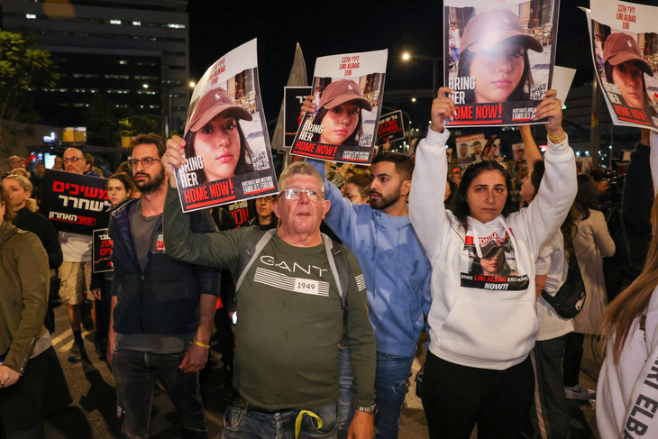 Gia đình các con tin Israel và người ủng hộ biểu tình ở Tel Aviv ngày 15-12 kêu gọi thỏa thuận thả các con tin ở Gaza - Ảnh: AFP