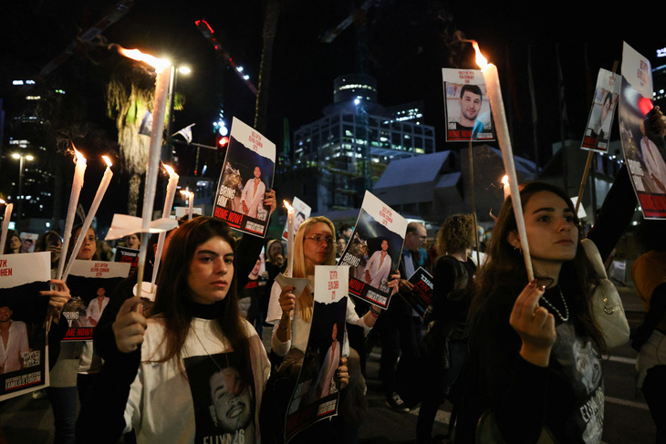 Người biểu tình tại thủ đô Tel Aviv (Israel) ngày 15-12, sau khi quân đội Israel bắn nhầm 3 con tin người Israel - Ảnh: REUTERS