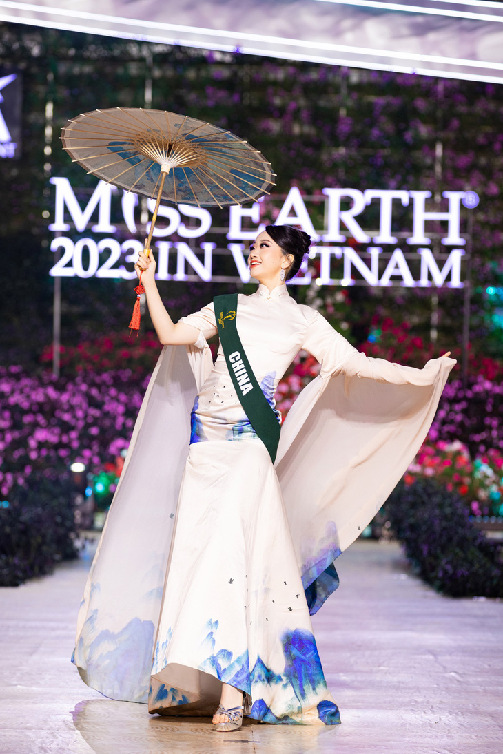 Bán kết Miss Earth 2023: Lan Anh hóa Nữ vương Trưng Trắc trong phần thi National costume- Ảnh 13.