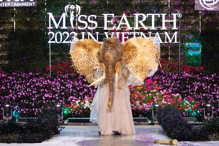 Bộ trang phục “Nữ vương” của Miss Earth Vietnam 2023 - Đỗ Lan Anh là một biểu tượng của sự mạnh mẽ, kiêu hãnh và tình yêu với truyền thống văn hóa Việt Nam.