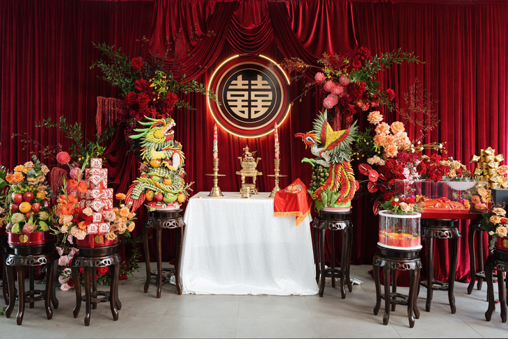 Không gian lễ ăn hỏi được trang trí theo phong cách truyền thống, với màu đỏ đặc trưng.