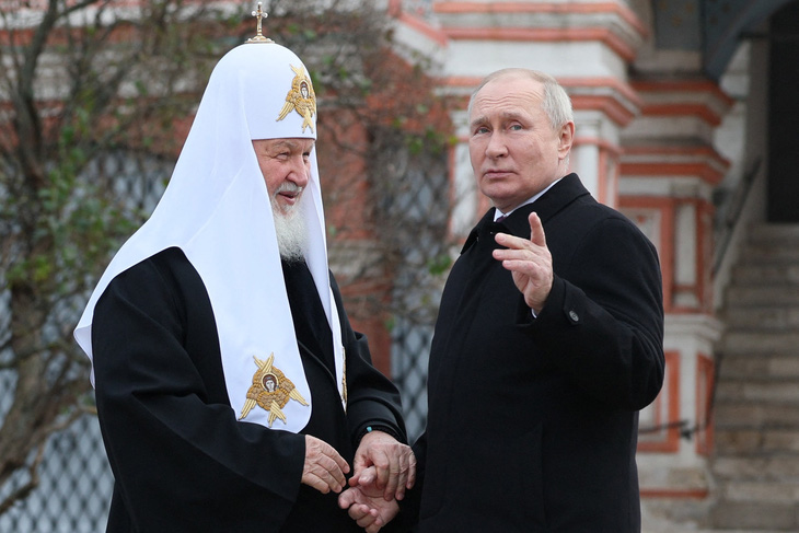 Thượng phụ Giáo hội Chính Thống giáo Nga Kirill (trái) bắt tay Tổng thống Nga Vladimir Putin trong lễ kỷ niệm Ngày thống nhất quốc gia Nga 4-11 - Ảnh: SPUTNIK