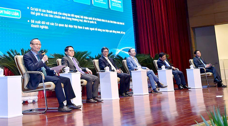 Các diễn giả là đại sứ, đại diện cơ quan ngoại giao Việt Nam ở nước ngoài và doanh nghiệp tại một phiên tọa đàm ngày 15-12 - Ảnh: ANH SƠN/báo Thế Giới và Việt Nam
