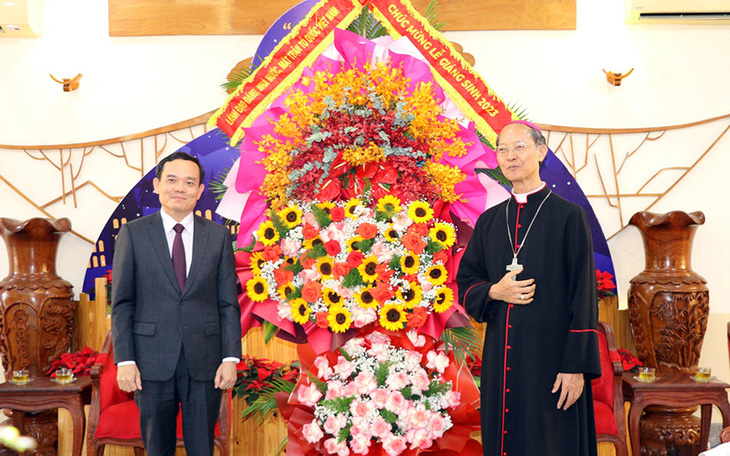 Phó thủ tướng Trần Lưu Quang tặng hoa chúc mừng Giáng sinh tại Tòa giám mục Xuân Lộc - Ảnh: AN BÌNH