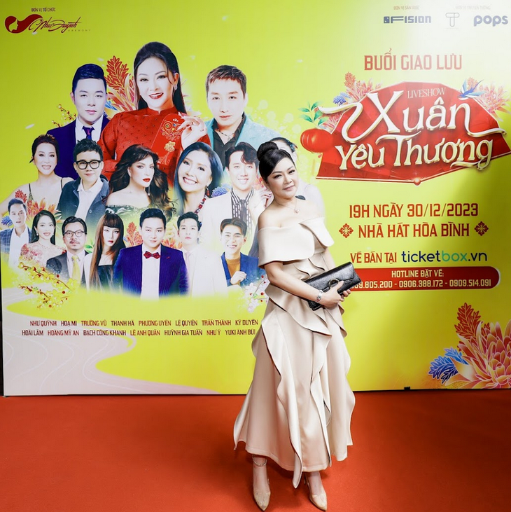 Ca sĩ Như Quỳnh xuất hiện rạng rỡ trong buổi giao lưu với báo chí, người hâm mộ. Live show Xuân yêu thương sẽ diễn ra vào ngày 30-12 tại nhà hát Hòa Bình (TP.HCM).