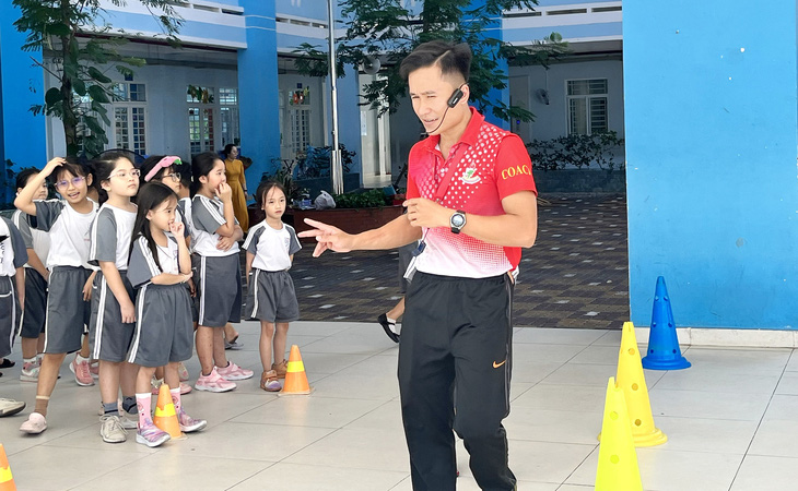 Thầy Võ Lê Tâm trong một tiết dạy thể dục tại Trường tiểu học Đinh Bộ Lĩnh, quận 7, TP.HCM  - Ảnh: MỸ DUNG