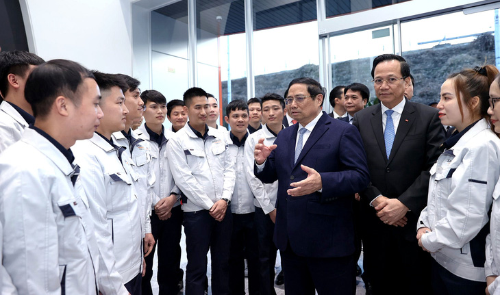 Thủ tướng Phạm Minh Chính trò chuyện với công nhân người Việt tại Công ty Shibata Gousei  - Ảnh: Dương Giang