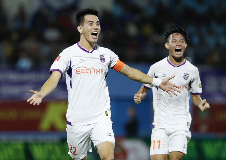Tiến Linh ăn mừng bàn thắng ở V-League 2023-2024 - Ảnh: TUẤN HỮU
