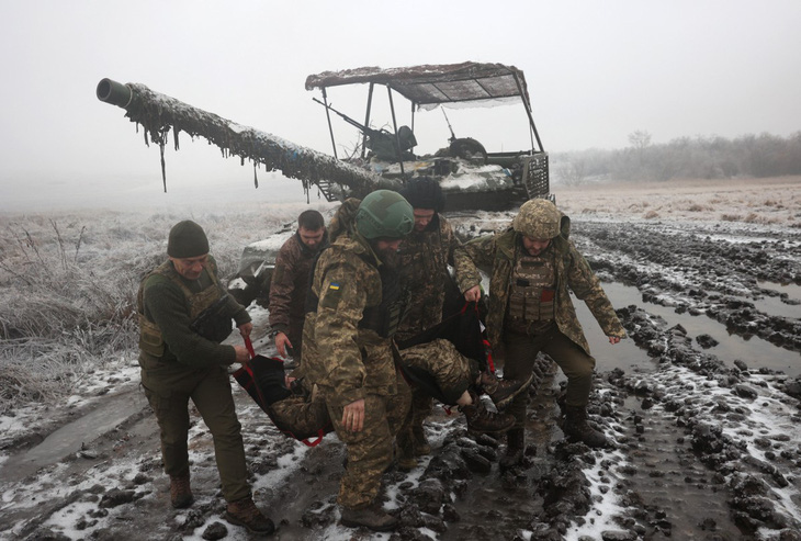 Các binh lính Ukraine tập luyện ở chiến tuyến gần Bakhmut, khu vực Donestk ở miền đông nước này, ngày 15-12 - Ảnh: AFP