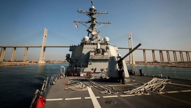 Tàu khu trục mang tên lửa dẫn đường USS Carney của Hải quân Mỹ di chuyển qua kênh đào Suez, Ai Cập hôm 18-10 - Ảnh: REUTERS