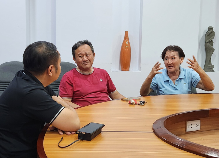 Bà Lâm Thị Kim Chi và con trai trao đổi với Tuổi Trẻ Online về nỗi ấm ức trong vụ việc có dấu hiệu thông đồng đấu giá căn nhà của bà - Ảnh: ĐAN THUẦN