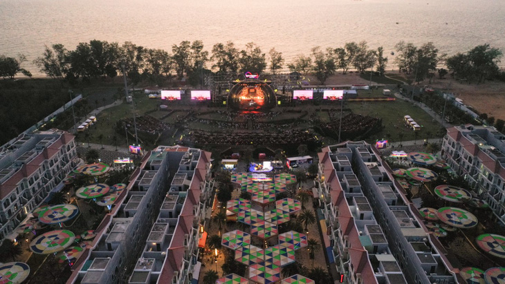 Sân khấu đêm nhạc Maroon 5 sát bờ biển Phú Quốc nhìn từ trên cao