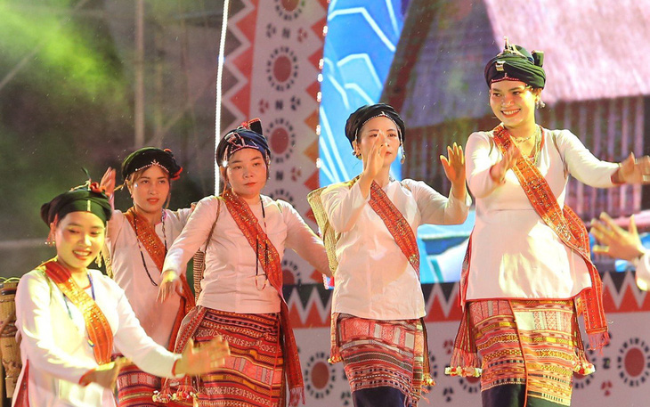 Hàng trăm nghệ nhân, diễn viên biểu diễn cồng chiêng tại Bình Định