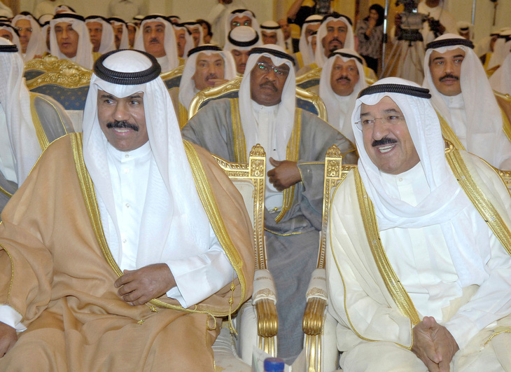 Thái tử Kuwait Sheikh Meshal al-Ahmad al-Sabah (bên trái) cùng Tiểu vương quá cố Sheikh Nawaf al-Ahmad al-Sabah trong một lần làm việc với Bộ Ngoại giao Kuwait năm 2006 - Ảnh: REUTERS