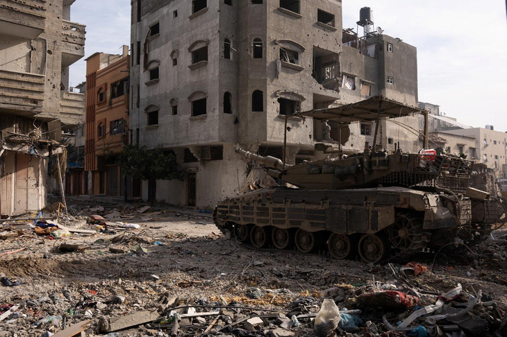 Một chiếc xe tăng Merkava của Israel hoạt động ở Dải Gaza trong bức ảnh tư liệu được phát hành ngày 17-12 - Ảnh: REUTERS