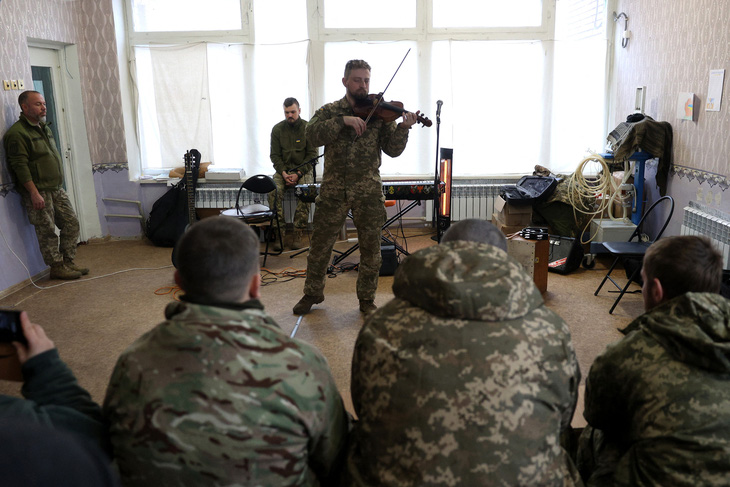 Văn công Ukraine biểu diễn cho binh sĩ bị thương ở khu vực Donetsk. Đây là cơ hội cho binh sĩ thư giãn và tạm gác chiến sự sang một bên - Ảnh: AFP