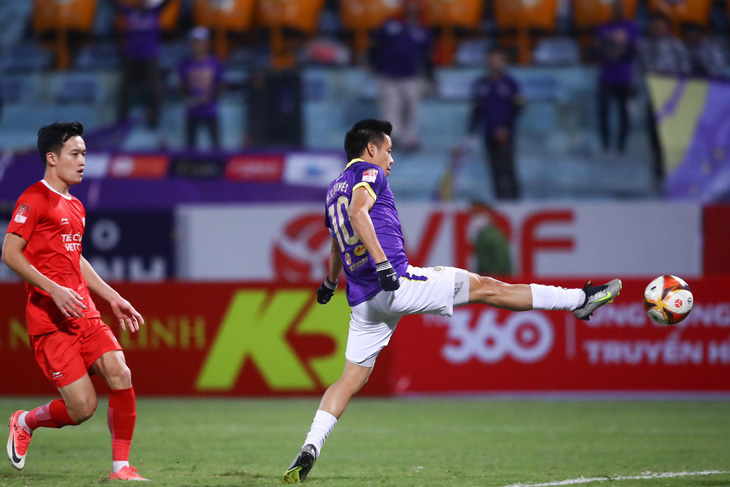 Văn Quyết với tình huống ghi bàn mở tỉ số cho Hà Nội FC - Ảnh: MINH ĐỨC