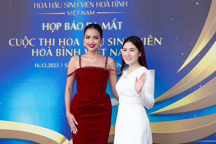 Hoa hậu Ngọc Châu thu hút ánh nhìn khi diện thiết kế đầm dạ hội dài với sắc đỏ nổi bật.