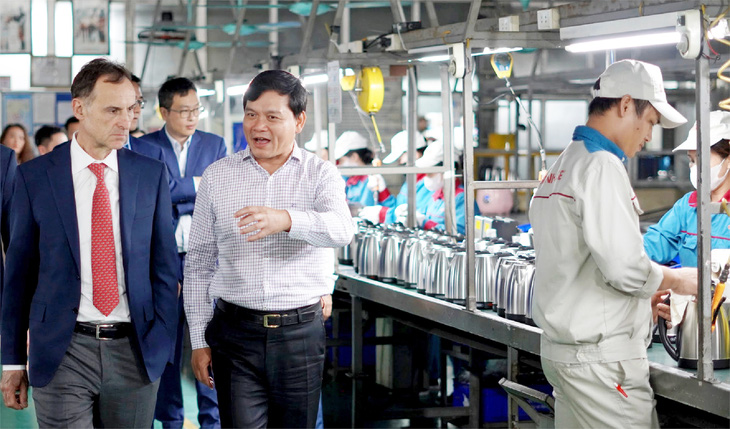 Ông Eric Broussard (trái), phó chủ tịch Tập đoàn Amazon, tham quan nhà máy của một doanh nghiệp tại Việt Nam - Ảnh: HỮU DUYÊN