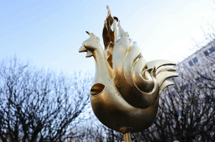 Phần cánh của chú gà trống vàng được thiết kế dựa trên ngọn lửa - Ảnh: AFP