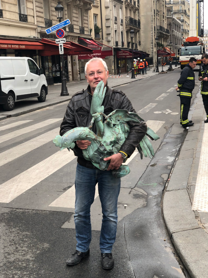 Ông Jacques Chanut, thành viên hội đồng quản trị của công ty chuyên về bất động sản thương mại Soc de LA Tour Eiffel, đang ôm chú gà trống cũ - Ảnh: X