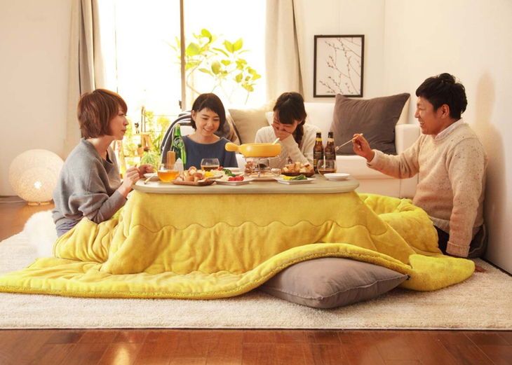 Bàn sưởi kotatsu là vật dụng không thể thiếu đối với các gia đình Nhật Bản, giúp sưởi ấm người dùng trong mùa đông lạnh giá - Ảnh: JAPAN OBJECTS