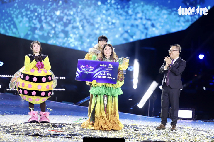 Cú Tây Bắc Hương Lan nhận giải ba trong Ca sĩ mặt nạ - Ảnh: PHƯƠNG QUYÊN