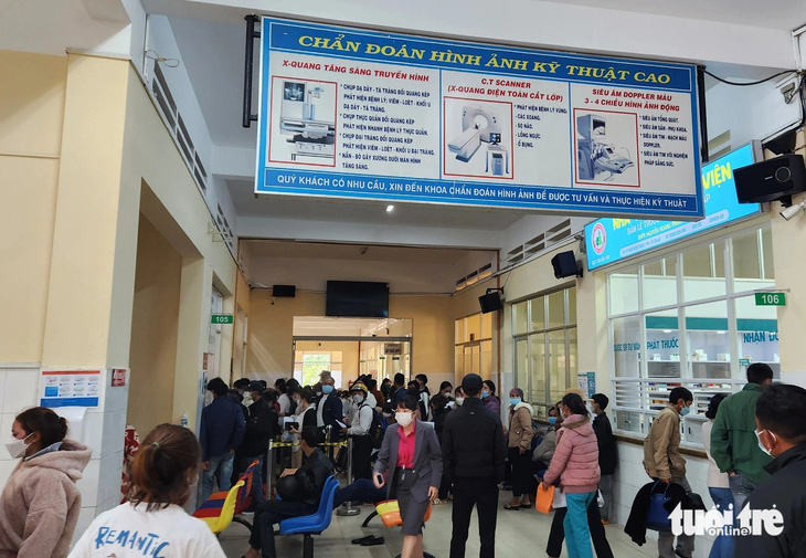 Khu vực thực hiện các thủ tục cấp phát thuốc theo bảo hiểm y tế của Bệnh viện đa khoa tỉnh Lâm Đồng - Ảnh: M.V
