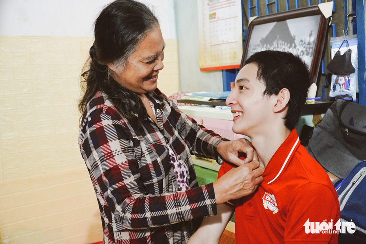 Bị bại não bẩm sinh, em Nguyễn Duy Thịnh vẫn đến lớp học thường xuyên nhờ vào sự giúp đỡ của cô Đức. Hiện Thịnh đang sống cùng bà và 3 đứa em trong căn nhà trọ 15m2 - Ảnh: TRẦN HOÀI