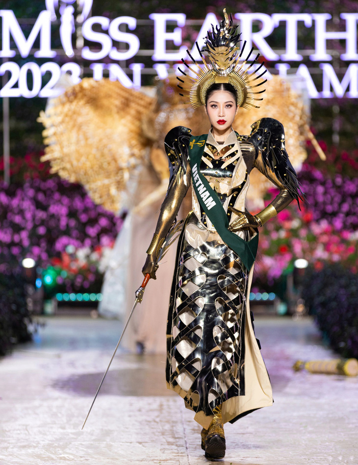 Hoa hậu Lan Anh - đại diện Việt Nam - diện bộ trang phục “Nữ vương”, được lấy cảm hứng từ hình tượng Trưng Trắc. Thiết kế do Nguyễn Tiến Truyển thực hiện. Bộ trang phục có sự kết hợp giữa truyền thống và hiện đại, thể hiện tuyên ngôn về vẻ đẹp và quyền lực của phụ nữ hiện đại