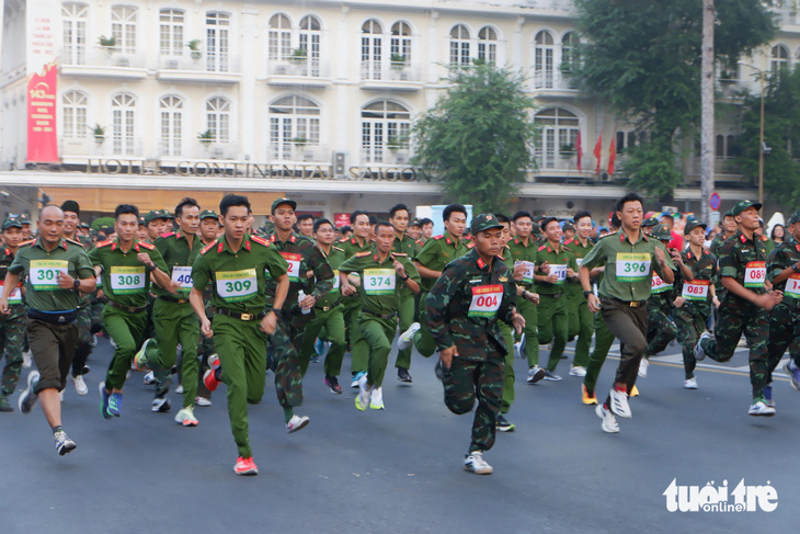 Mở màn đợt chạy đầu tiên là khối lực lượng vũ trang - Ảnh: K.ANH