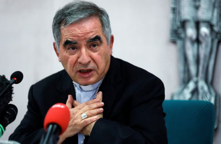 Hồng y Giovanni Angelo Becciu phát biểu trước truyền thông vào tháng 9-2022 - Ảnh: REUTERS
