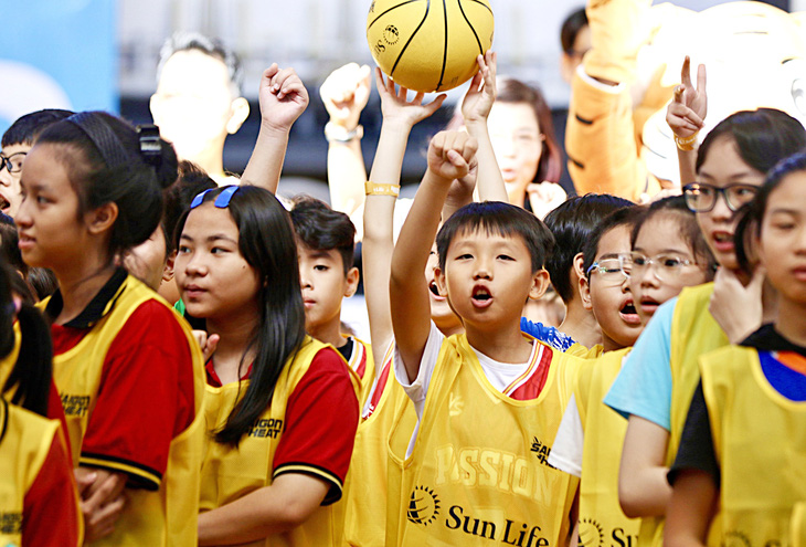 Niềm vui của các bé khi tham gia ngày hội bóng rổ High Hoop - Ảnh: NHƯ HUY