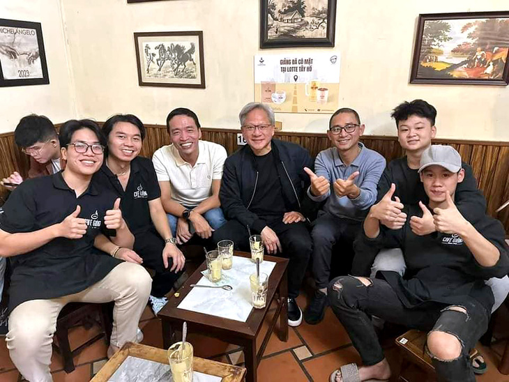Giám đốc điều hành (CEO) Tập đoàn chip Nvidia Jensen Huang (giữa) chụp ảnh cùng các nhân viên và bạn đi cùng tại Cafe Giảng ở Hà Nội vào tháng 12-2023 - Ảnh: HAT