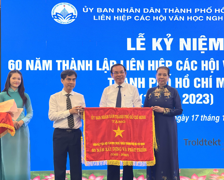 Bí thư Thành ủy Nguyễn Văn Nên trao cờ truyền thống cho Liên hiệp các hội văn học nghệ thuật TP.HCM - Ảnh: THÁI THÁI
