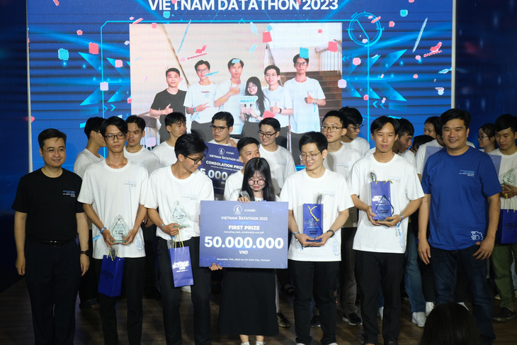 Nhóm sinh viên Trường đại học Khoa học tự nhiên, Đại học Quốc gia TP.HCM đoạt giải nhất tại cuộc thi Vietnam Datathon 2023 - Ảnh: NGỌC PHƯỢNG