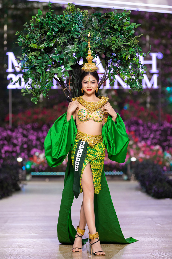 Trang phục của người đẹp Campuchia được thiết kế từ vật liệu tái chế. Mặt trên được làm từ các vỏ lon. Biểu tượng cây được làm từ nhựa và các vật liệu tái chế khác mô phỏng một trong những loại gỗ quý - Ảnh: BTC