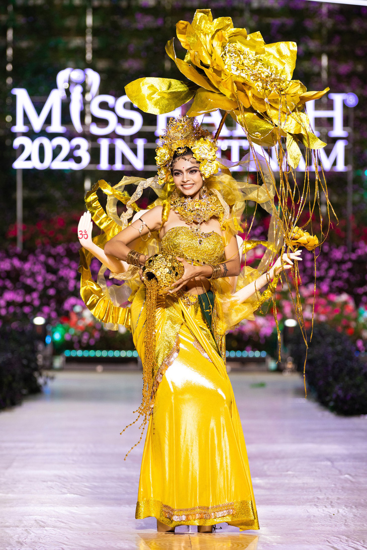 Bộ trang phục dân tộc của người đẹp Ấn Độ tượng trưng cho nữ thần thiên nhiên - Nữ thần Laxmi (hoa sen) với sứ mệnh bảo vệ Trái đất. Đây cũng là loài hoa quen thuộc với nền văn hóa Ấn Độ và Việt Nam. Chất liệu làm nên bộ trang phục cũng từ vật liệu tái chế - Ảnh: BTC