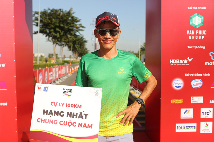 Anh Nguyễn Văn Long trở thành nhà vô địch ở cự ly 100km nam - Ảnh: MINH ĐẶNG