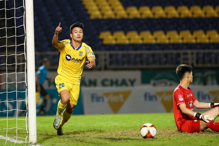 Ngô Văn Lương ghi bàn thắng duy nhất giúp Sông Lam Nghệ An duy trì chuỗi trận thắng Hoàng Anh Gia Lai trên sân Vinh - Ảnh: XUÂN THỦY