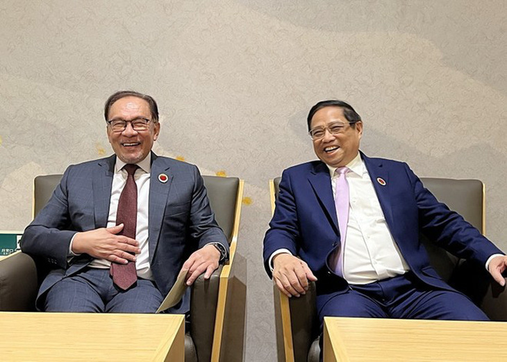 Thủ tướng Phạm Minh Chính và Thủ tướng Malaysia Anwar Ibrahim trong cuộc gặp tại Nhật Bản - Ảnh: TTXVN