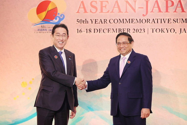 Thủ tướng Nhật Bản Kishida Fumio chào mừng Thủ tướng Phạm Minh Chính đến Hội nghị cấp cao kỷ niệm 50 năm quan hệ ASEAN - Nhật Bản ngày 17-12 - Ảnh: TTXVN