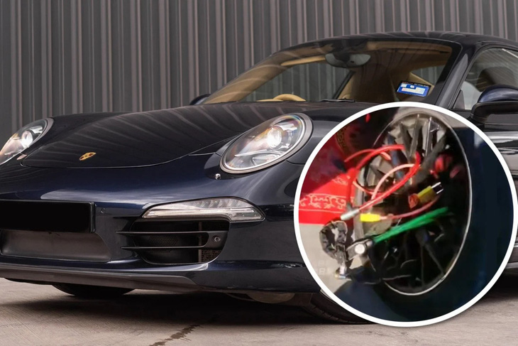 Chiếc xe Porsche đón dâu của chú rể bị khóa lại cho đến khi rải quà mừng - Ảnh: SCMP