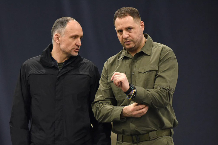 Chánh văn phòng Tổng thống Zelensky, Andriy Yermak (phải) và cấp phó Oleh Tatarov dự lễ tốt nghiệp học viện cảnh sát ở Kiev vào ngày 12-4-2023. Ông Yermak chưa kê khai tài sản, - Ảnh: UKRINFORM