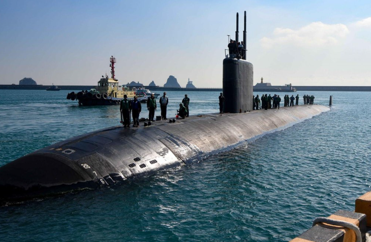Một tàu ngầm chạy bằng năng lượng hạt nhân của Mỹ cập cảng căn cứ hải quân ở thành phố Busan, phía nam Hàn Quốc vào ngày 23-2 - Ảnh: YONHAP